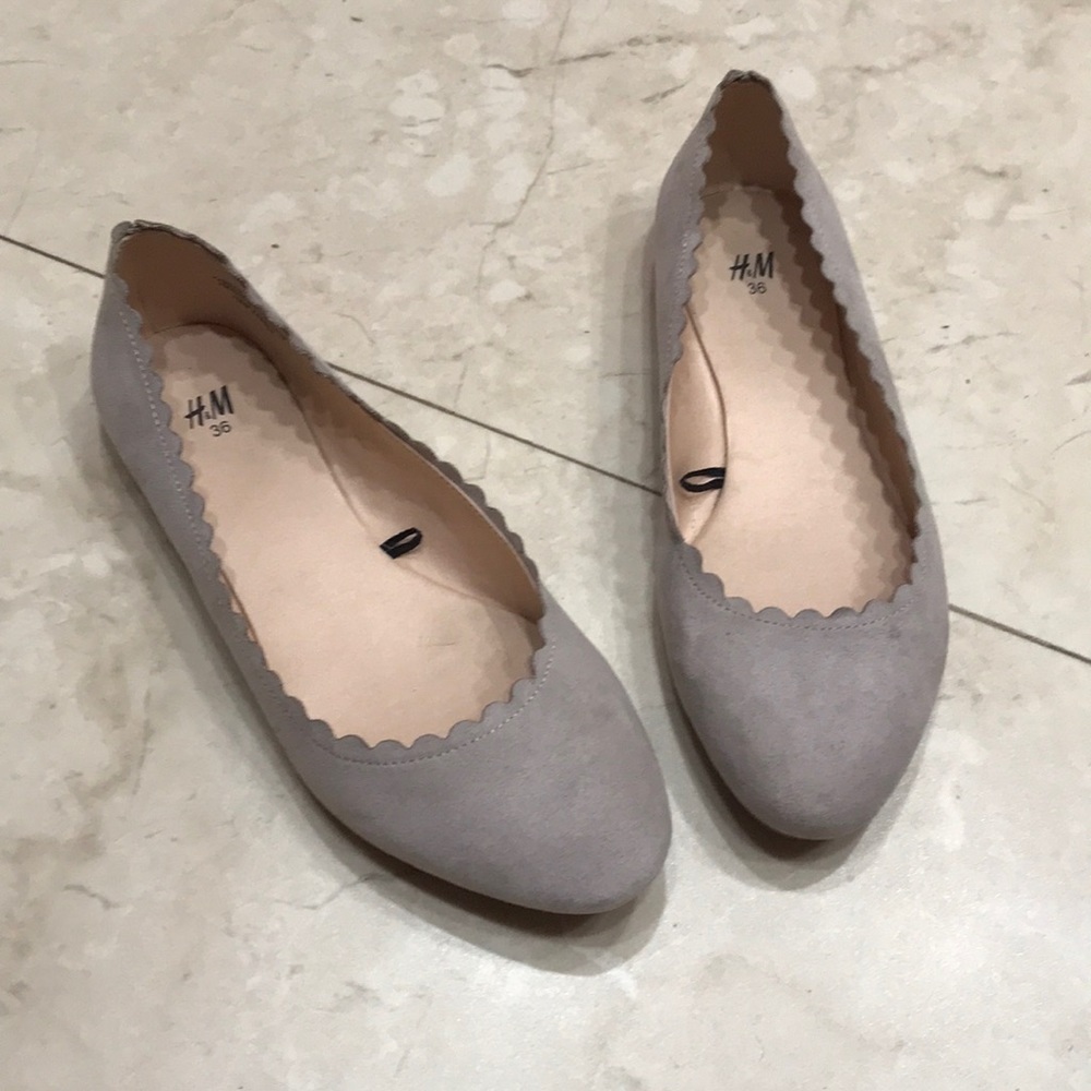Gray Scallop-edged Ballet Flats